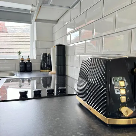 4 Bed En-suites Close To Centre &uni Parking *