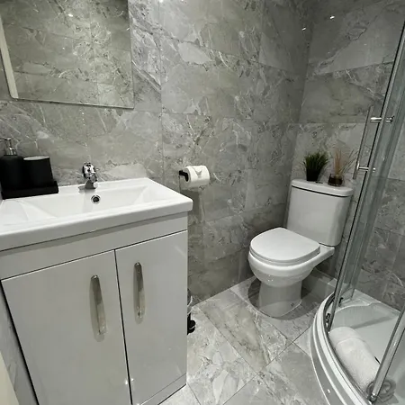 4 Bed En-suites Close To Centre &uni Parking Лідс