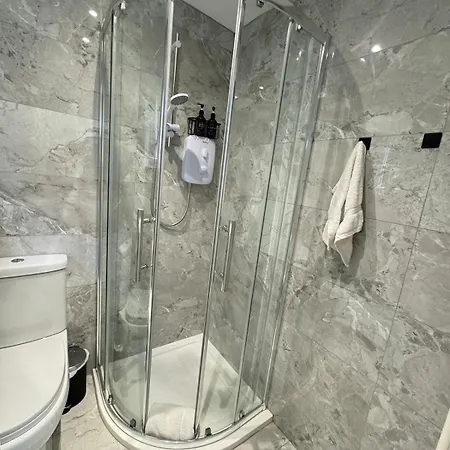 4 Bed En-suites Close To Centre &uni Parking Лідс