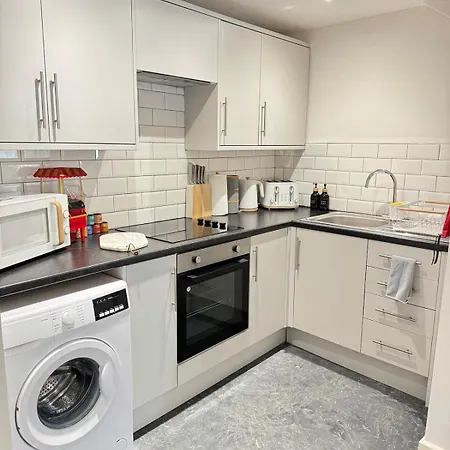 4 Bed En-suites Close To Centre &uni Parking Лідс