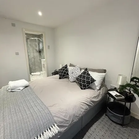 4 Bed En-suites Close To Centre &uni Parking *