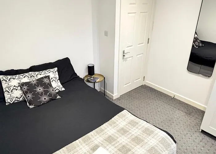 4 Bed En-suites Close To Centre &uni Parking Лідс