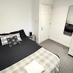 4 Bed En-suites Close To Centre &uni Parking Leeds (West Yorkshire)