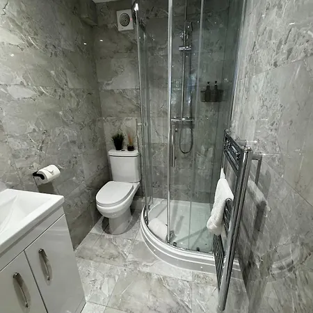 4 Bed En-suites Close To Centre &uni Parking * 利兹