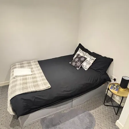 4 Bed En-suites Close To Centre &uni Parking Apartment